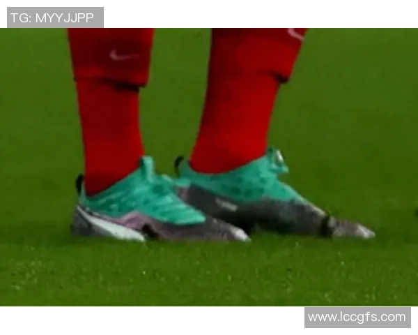 足球明星刮脚皮的背后故事揭示运动员如何保持最佳状态与健康秘诀 足球明星刮脚皮的背后故事揭示运动员如何保持最佳状态与健康秘诀