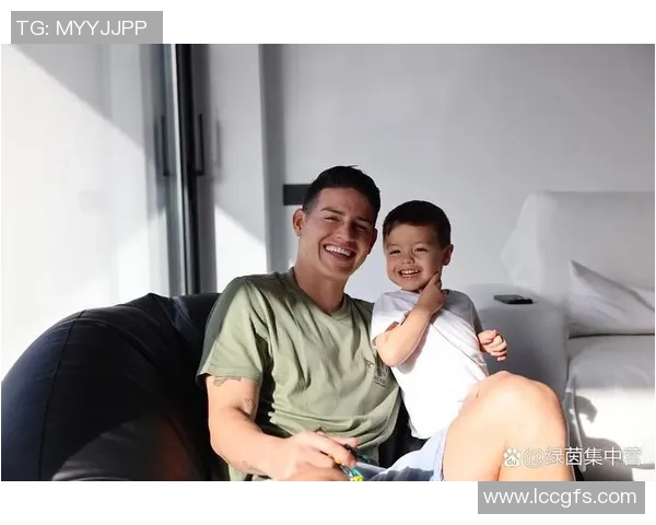 足球明星的儿子不仅继承了父亲的运动天赋还在学业上展现出超凡才华 足球明星的儿子不仅继承了父亲的运动天赋还在学业上展现出超凡才华